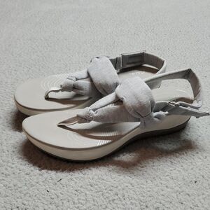 Clarks Women's Light Gray Sandals Size 9